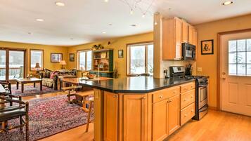 House (5 Bedrooms) | Interior