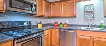 Pet-friendly Brownsville Retreat w/ Porch!