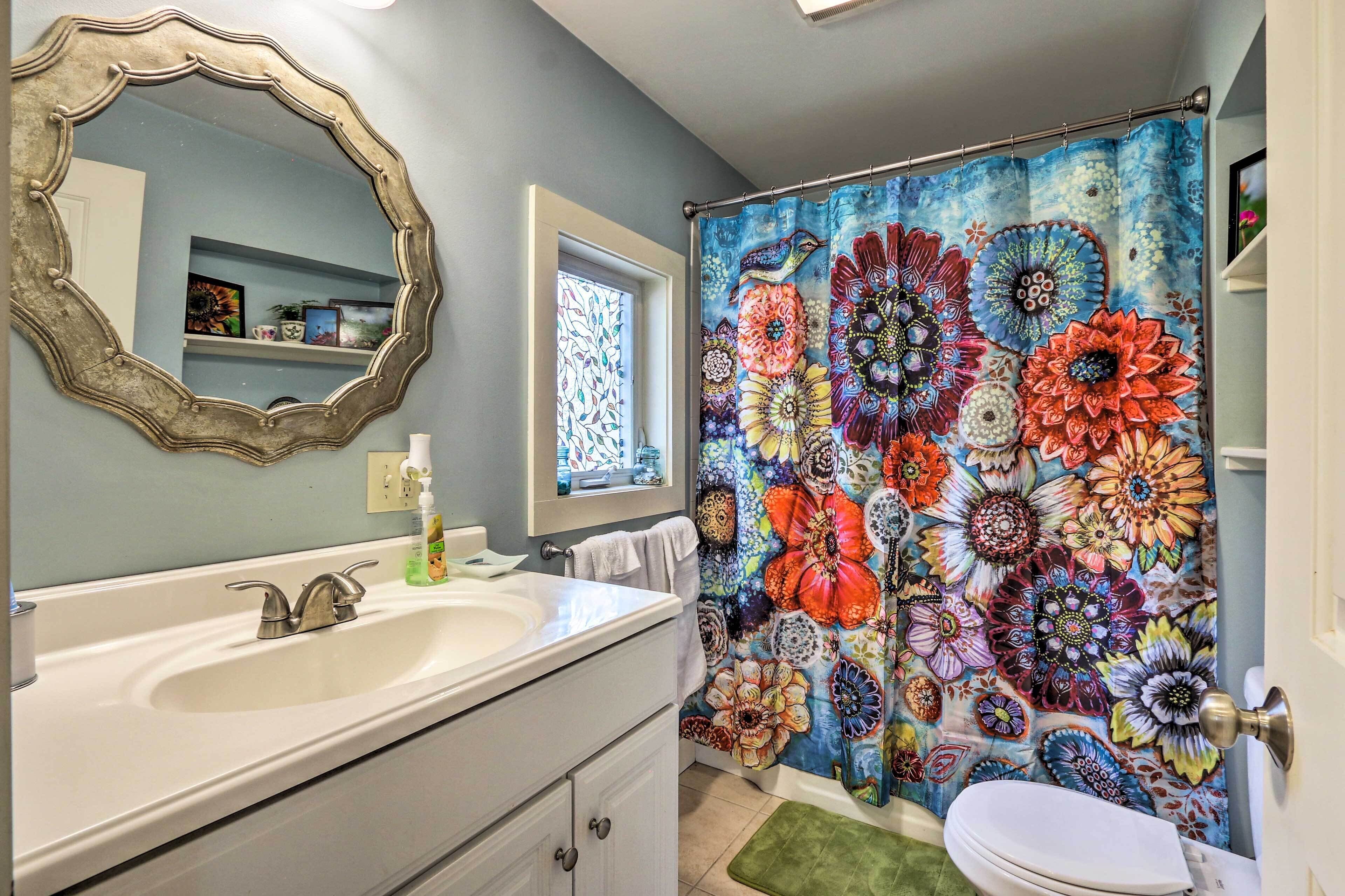 Remodeled Farmhouse in Waterford Near 2 Beaches!