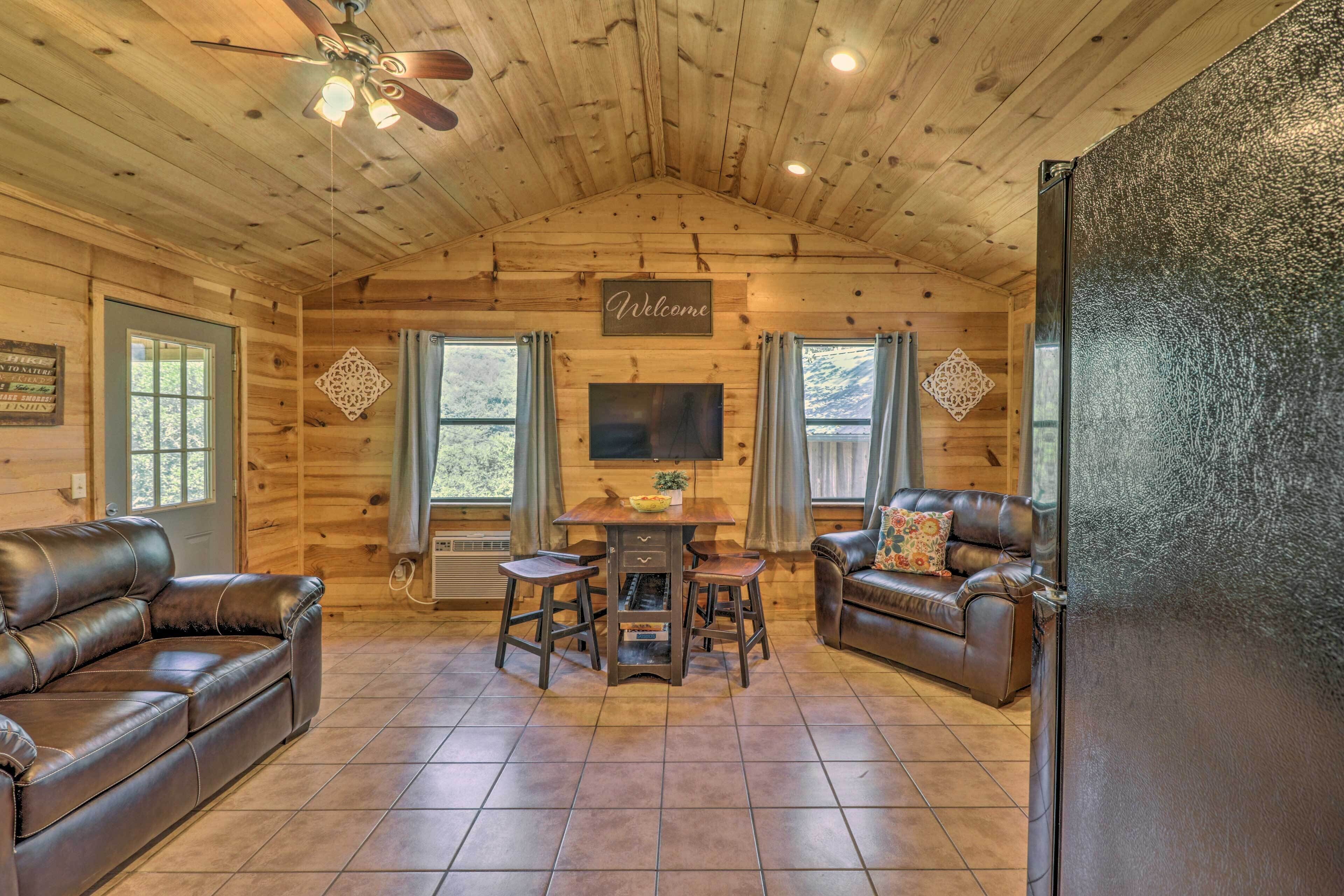 Rustic Mtn-view Cabin < 1 Mile to White River!