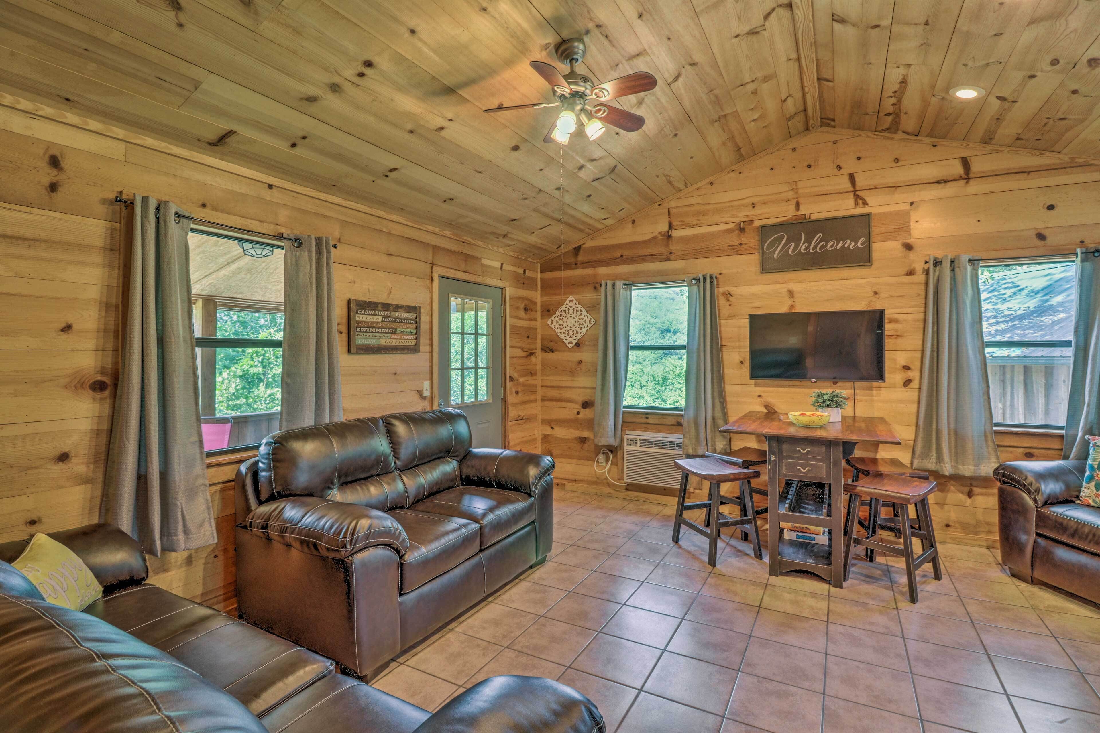 Rustic Mtn-view Cabin < 1 Mile to White River!