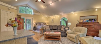 Quiet Studio Escape ~ 2 Mi to Blue Ridge Parkway!