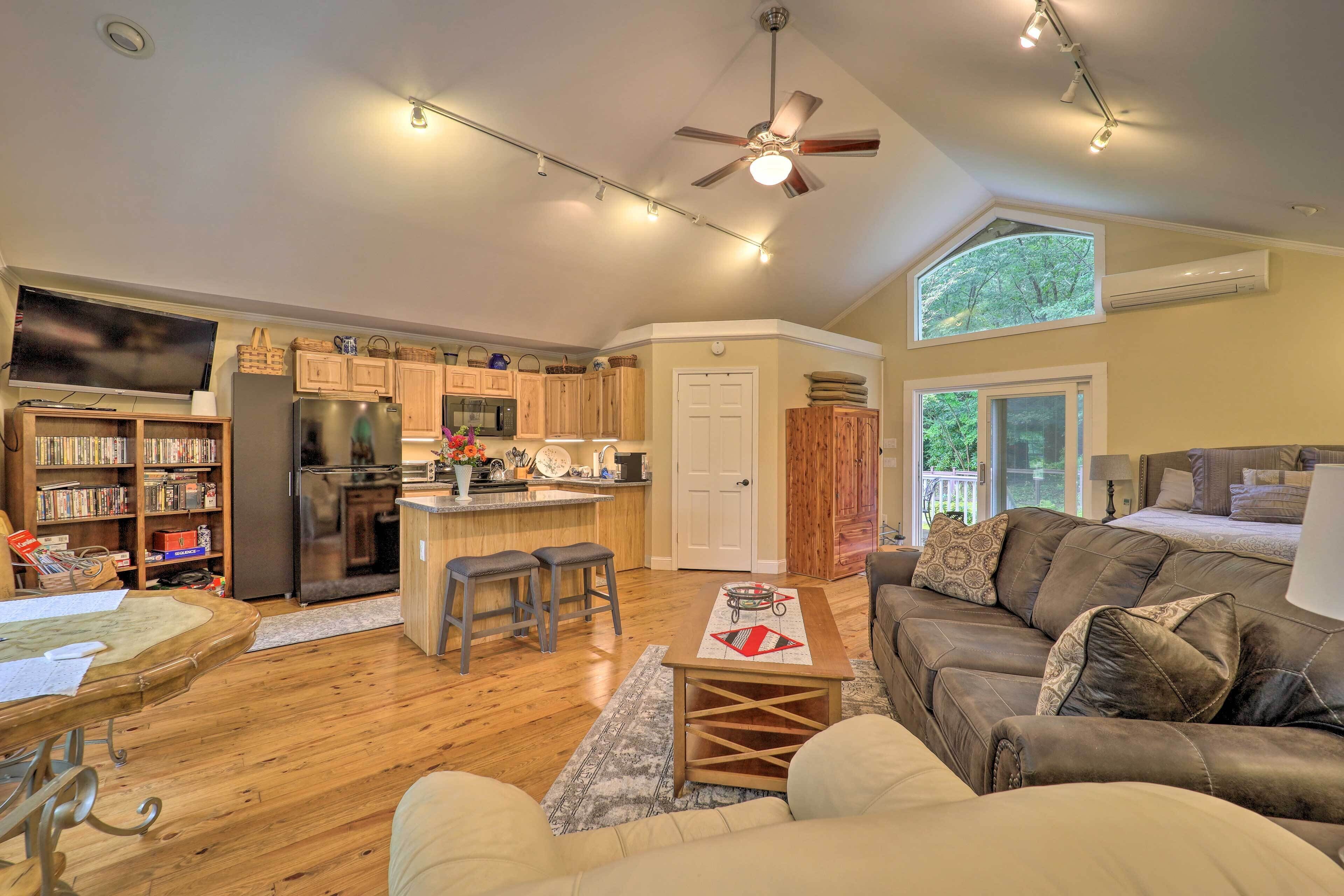 Quiet Studio Escape ~ 2 Mi to Blue Ridge Parkway!