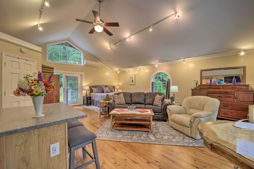 Quiet Studio Escape ~ 2 Mi to Blue Ridge Parkway!