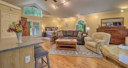 Quiet Studio Escape ~ 2 Mi to Blue Ridge Parkway!