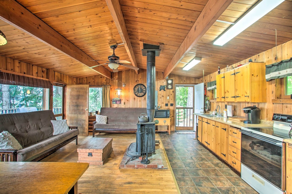 Remote Escape: Serene Lakeside Cabin w/ Beach