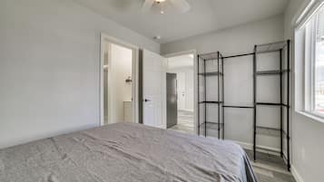 Apartment (1 Bedroom) | 1 bedroom, desk, laptop workspace, bed sheets