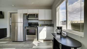 Microwave, oven, stovetop, cookware/dishes/utensils