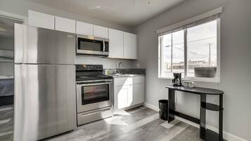 Apartamento (1 Bedroom) | Cozinha privada | Micro-ondas, fogão, cooktop, talheres/pratos/utensílios de cozinha