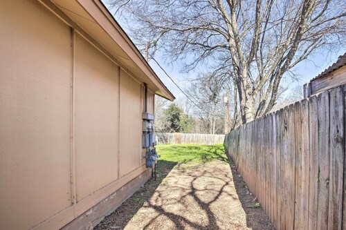 San Antonio Abode w/ Yard: 17 Mi to Downtown!