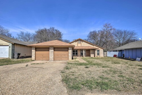 San Antonio Abode w/ Yard: 17 Mi to Downtown!