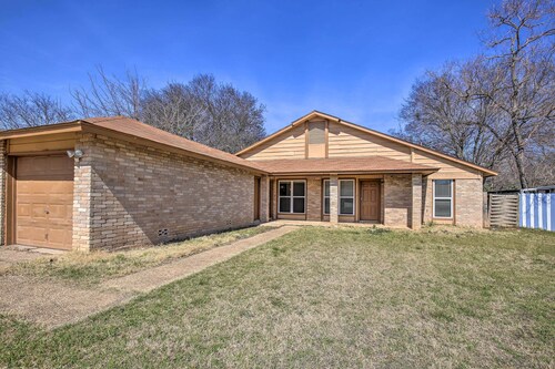 San Antonio Abode w/ Yard: 17 Mi to Downtown!