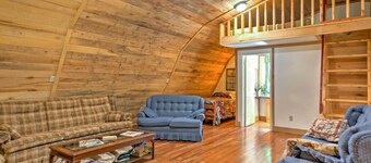 Rustic Taswell Cabin: Grill + Walk to Patoka Lake!