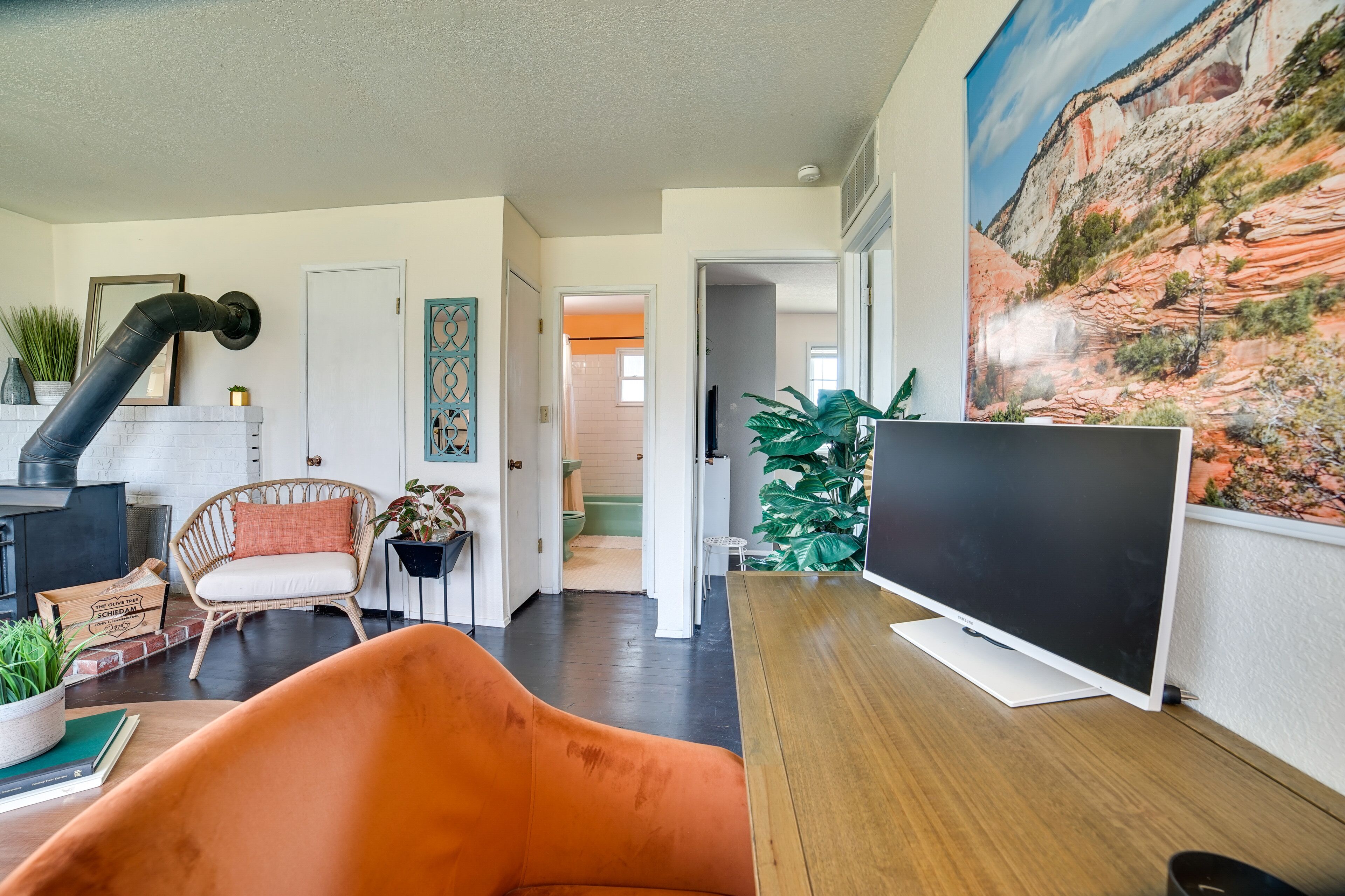 Retro Renton Rental Home: 15 Mi to Dtwn Seattle!