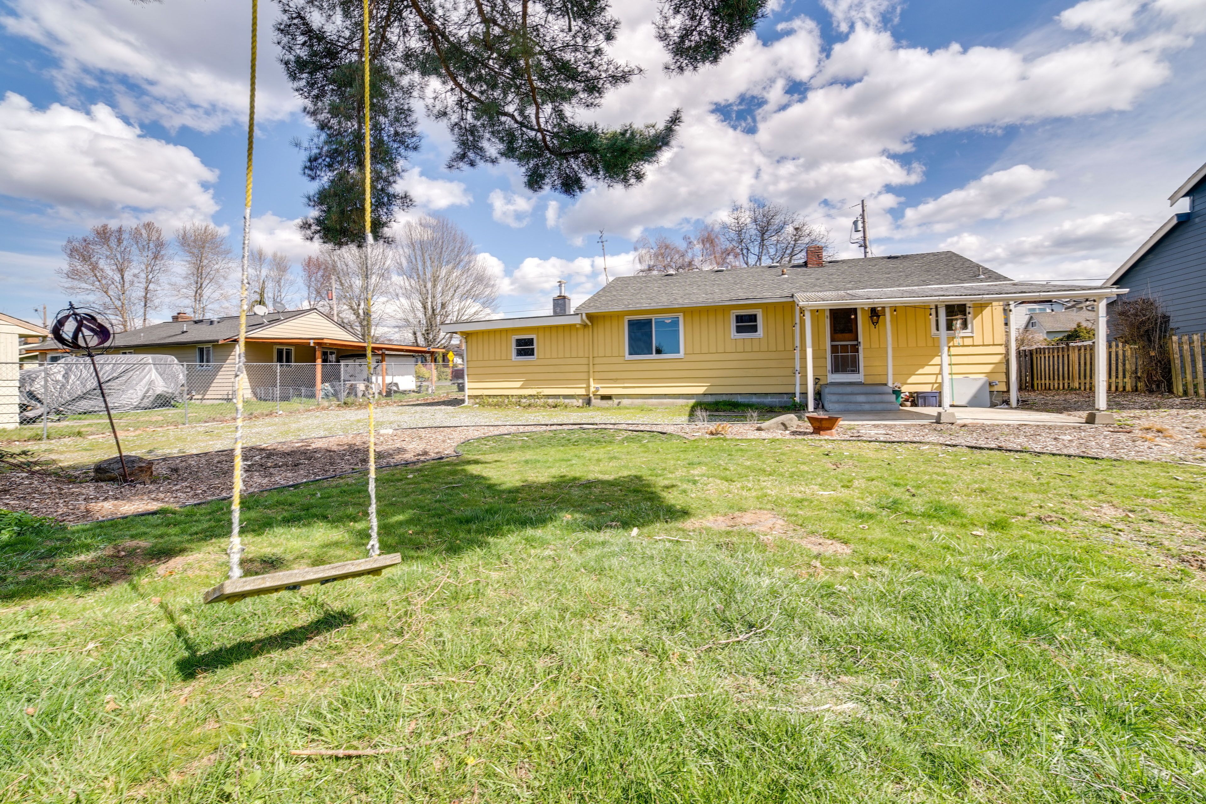 Retro Renton Rental Home: 15 Mi to Dtwn Seattle!