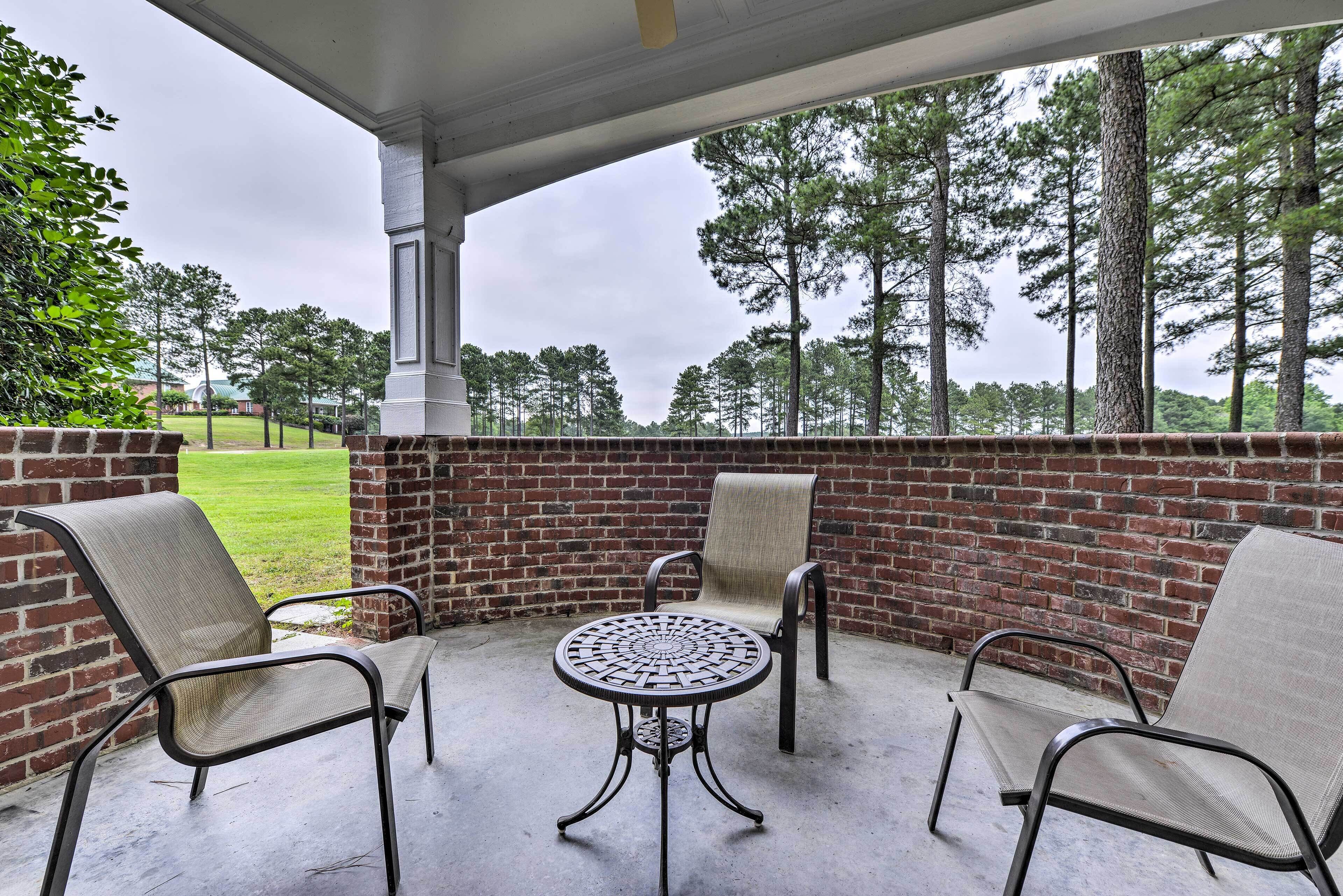 Resort-style Condo/suite on Golf Course w/ Pool!