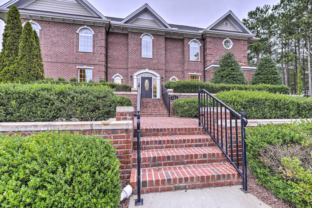 Resort-style Condo/suite on Golf Course w/ Pool! - Fort Bragg, NC