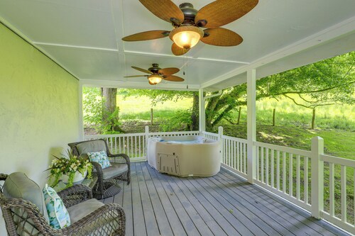 Best Getaway for 2 w/ Own Creek & Hot Tub