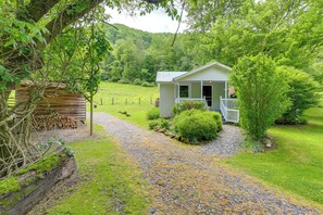 Interior - Hot Tub & Mtn Views: Marshall Cottage! (Marshall)