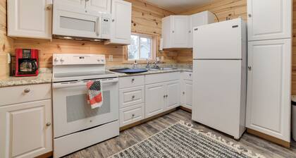 Scenic 'evan's Hideaway' Steps to Lake Huron!