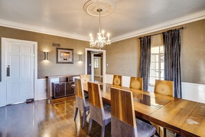 House (5 Bedrooms) | Interior