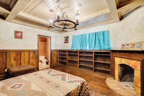 House (5 Bedrooms) | Interior