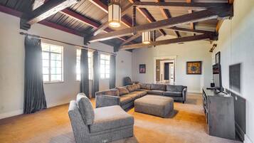 House (5 Bedrooms) | Interior