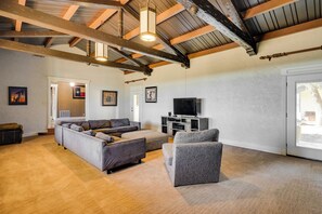 House (5 Bedrooms) | Interior