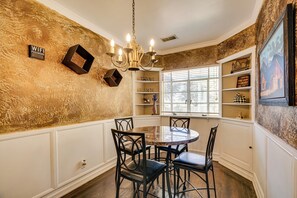 House (5 Bedrooms) | Interior