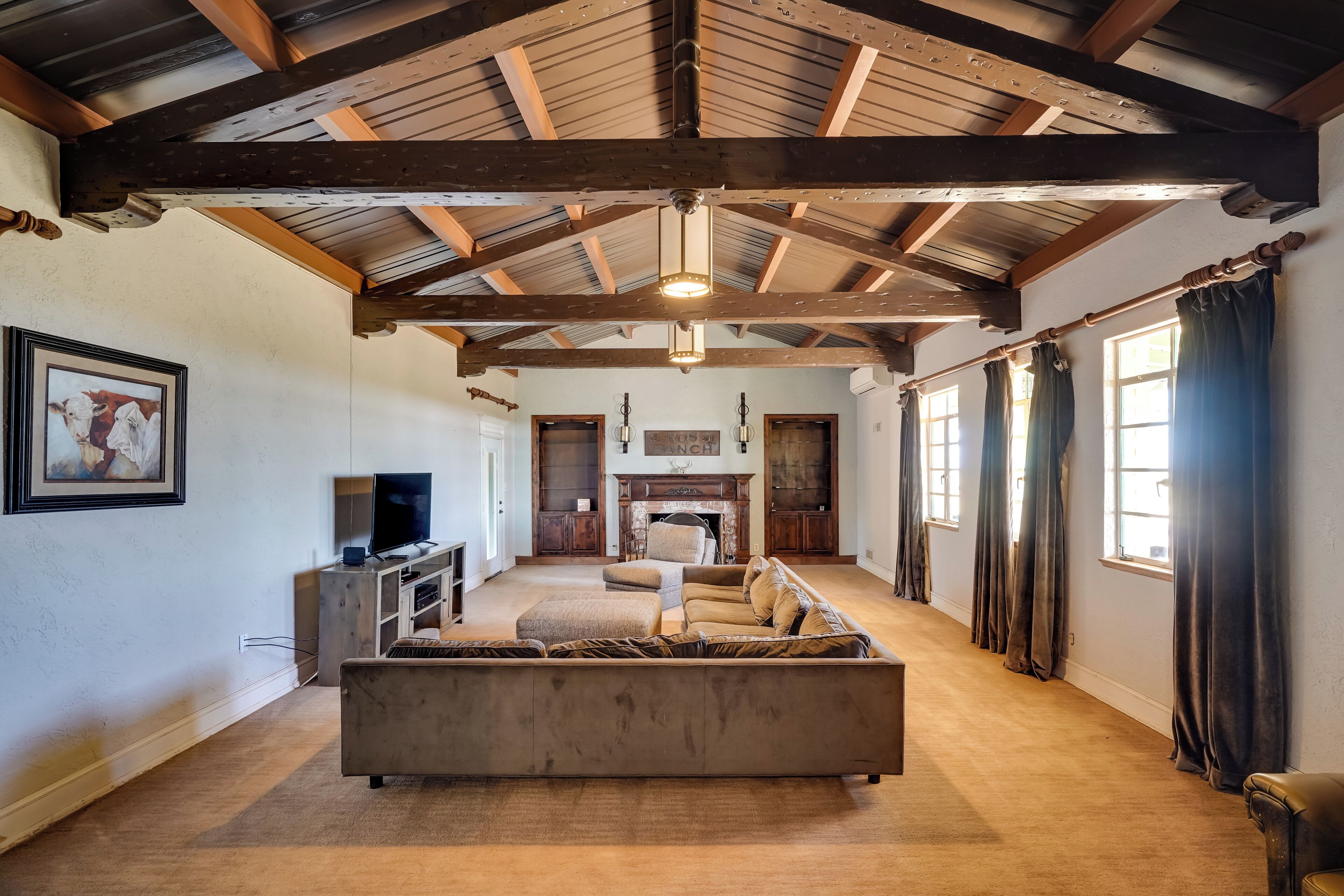 House (5 Bedrooms) | Living area