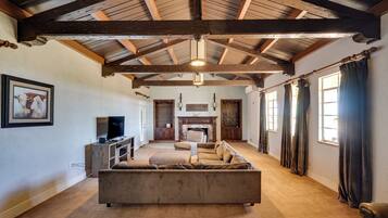 獨棟房屋 (5 Bedrooms) | 起居區 | 電視、壁爐、書籍