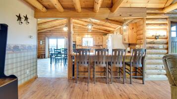 House (6 Bedrooms) | Interior