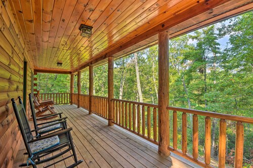 Secluded Cabin w/ Deck 13 Miles to Downtown Murphy