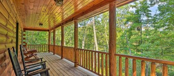 Secluded Cabin w/ Deck 13 Miles to Downtown Murphy