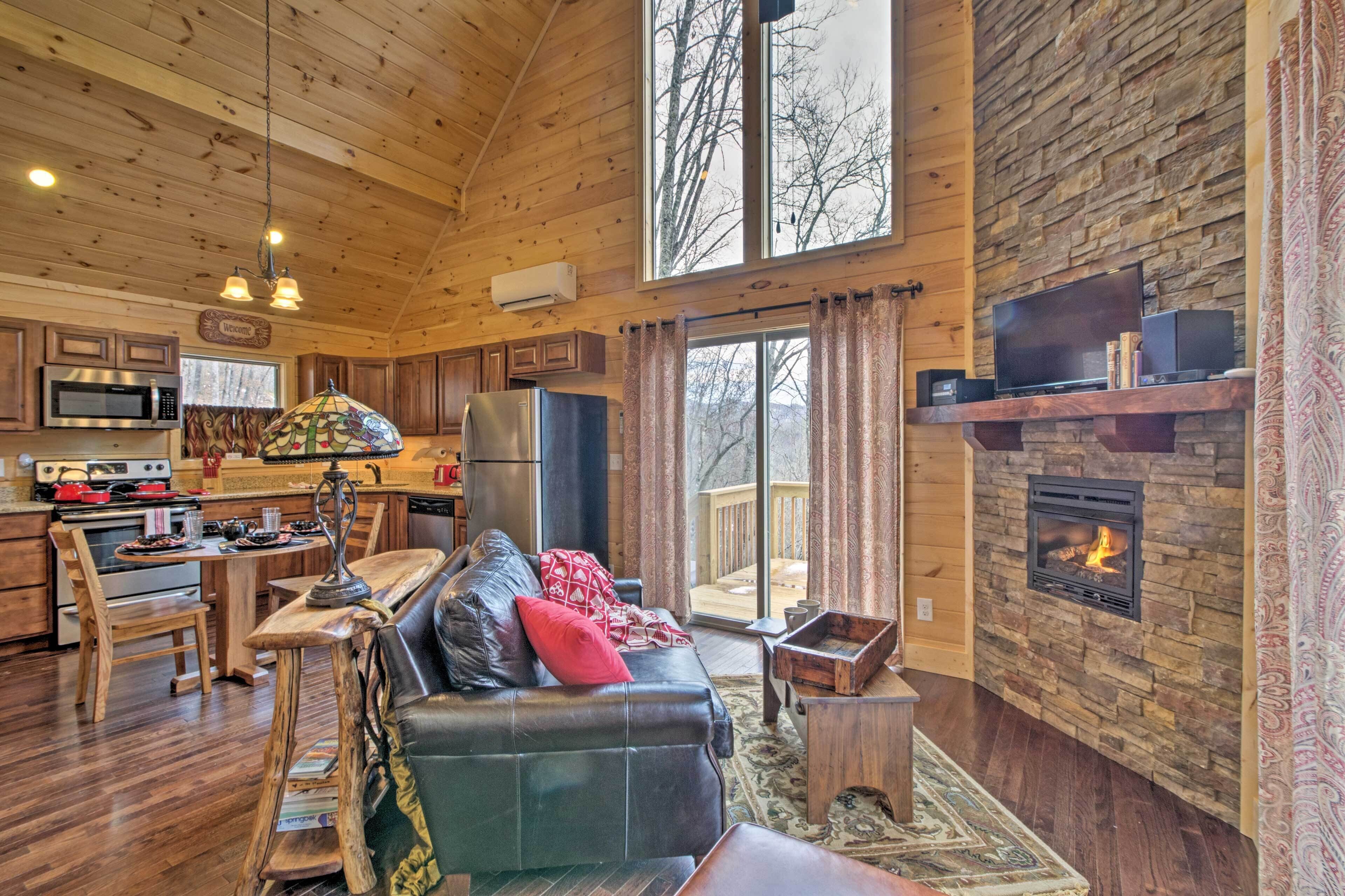Scenic Cabin w/ Hot Tub - 15 Mins to Bryson City!