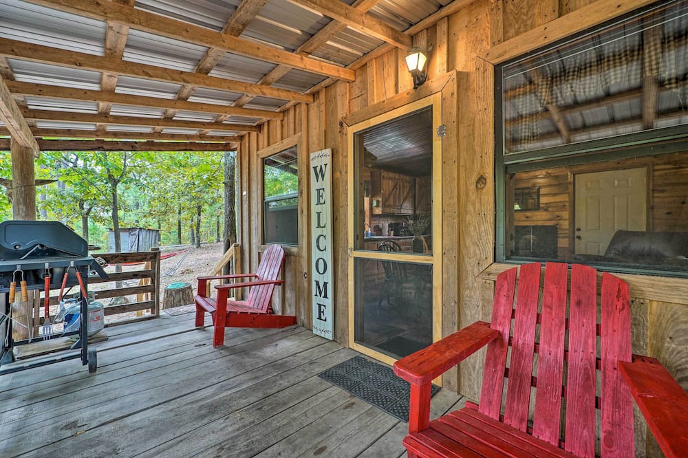 Wright City Cabin w/ Fire Pit + Forest Views! - Swink, OK