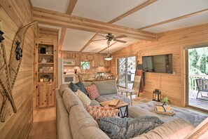 Televisión, chimenea, mesa de ping pong