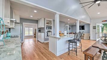 House (3 Bedrooms) | Interior