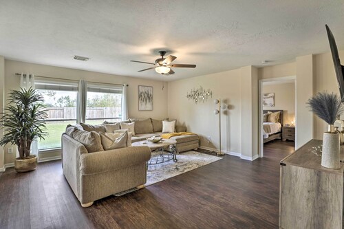 Spacious Houston Home ~ 22 Mi to Downtown!