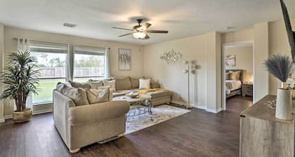 Spacious Houston Home ~ 22 Mi to Downtown!