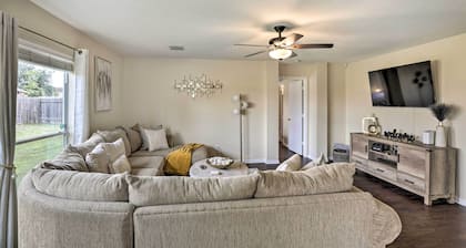 Spacious Houston Home ~ 22 Mi to Downtown!