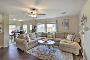 House (4 Bedrooms) | Front of property