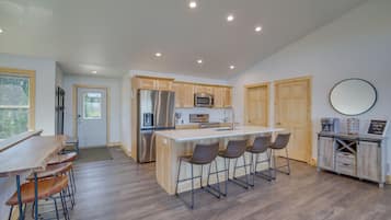 House (6 Bedrooms) | Interior