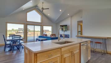 House (6 Bedrooms) | Interior