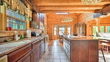 House (5 Bedrooms) | Interior