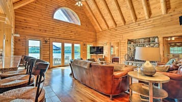 House (5 Bedrooms) | Interior