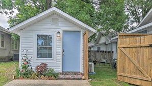 A small, single-story house with a blue door and a small porch area. - Studio 1 Mi to Dtwn Hot Springs & Nat'l Park! (Hot Springs)