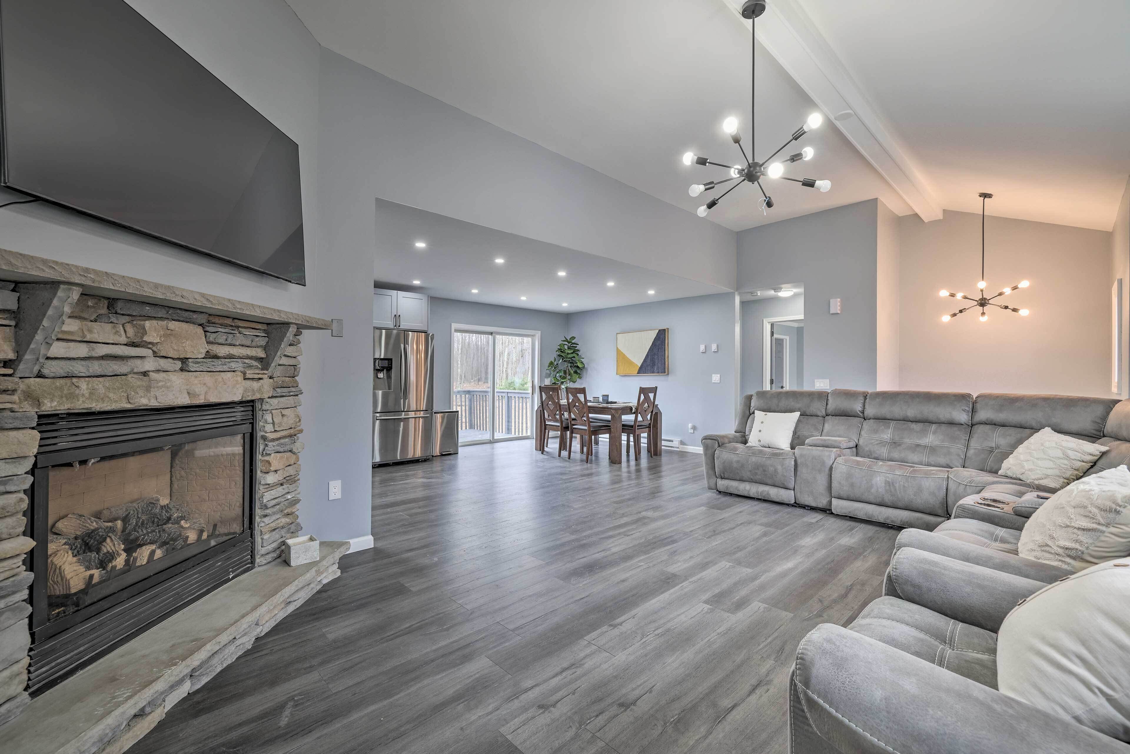 Stunning Stroudsburg Home w/ Private Hot Tub!