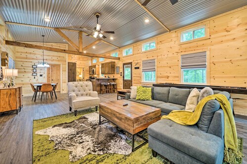 Stylish Cabin by Beavers Bend: Hot Tub & Fire Pit