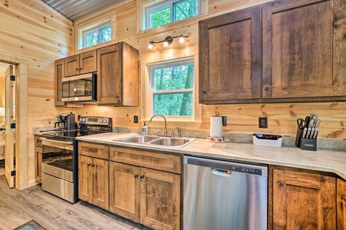 Stylish Cabin by Beavers Bend: Hot Tub & Fire Pit